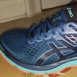 Women Asics gel cumulus running shoes